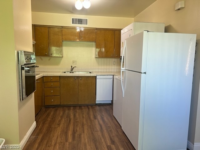 350 East Desert Inn Road, Unit E205 Las Vegas, NV 89109 - Photo 10 of 26 Kitchen