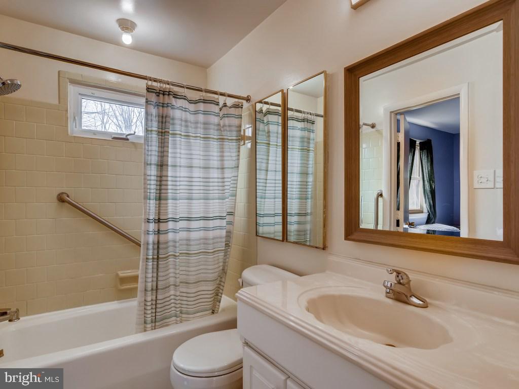31 Glen Alpine Road Phoenix, MD 21131 - Photo 18 of 30 1st upstairs hall bathroom