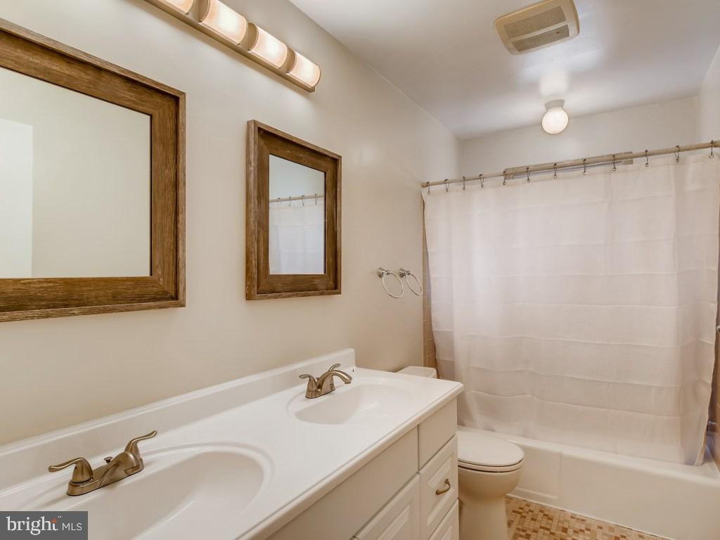31 Glen Alpine Road Phoenix, MD 21131 - Photo 20 of 30 2nd upstairs hall bathroom