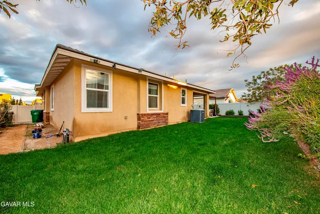 a view of yard with green space