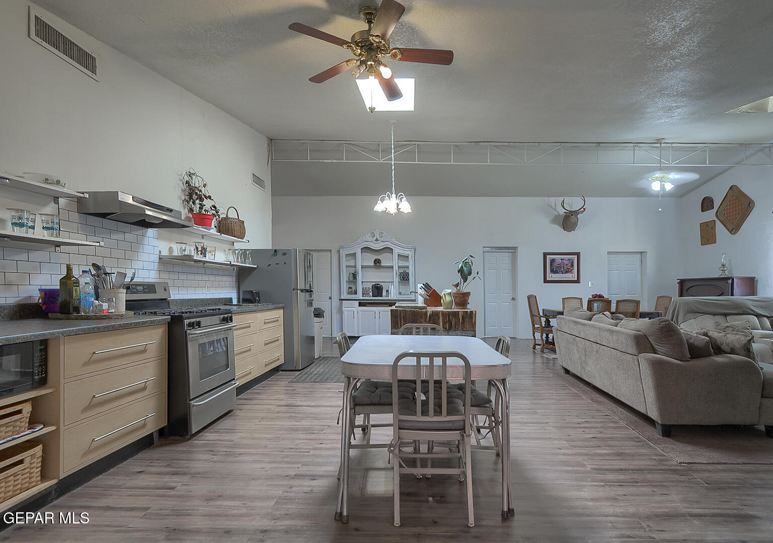 261 Indian Head Road Tornillo, TX 79853 - Photo 21 of 44 a living room with furniture and kitchen view