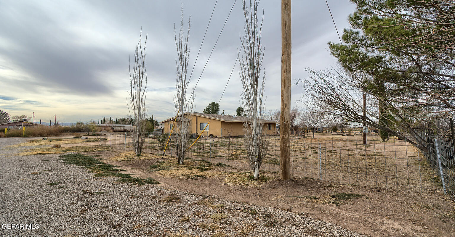 261 Indian Head Road Tornillo, TX 79853 - Photo 4 of 44 a view of a walk in the yard