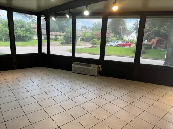 $2,900 | 3232 Parkwood Drive, Houston, TX 77021