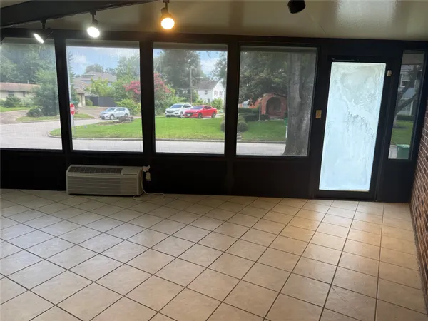 $2,900 | 3232 Parkwood Drive, Houston, TX 77021