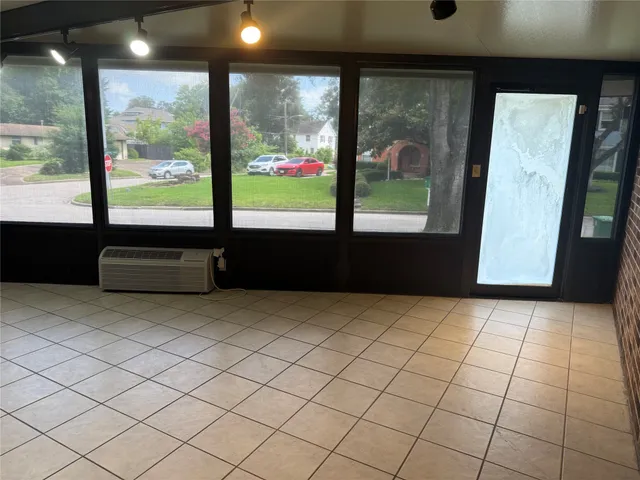 $2,900 | 3232 Parkwood Drive, Houston, TX 77021