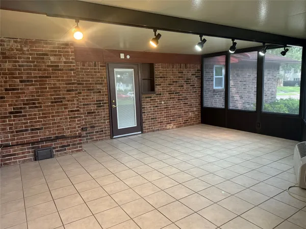 $2,900 | 3232 Parkwood Drive, Houston, TX 77021