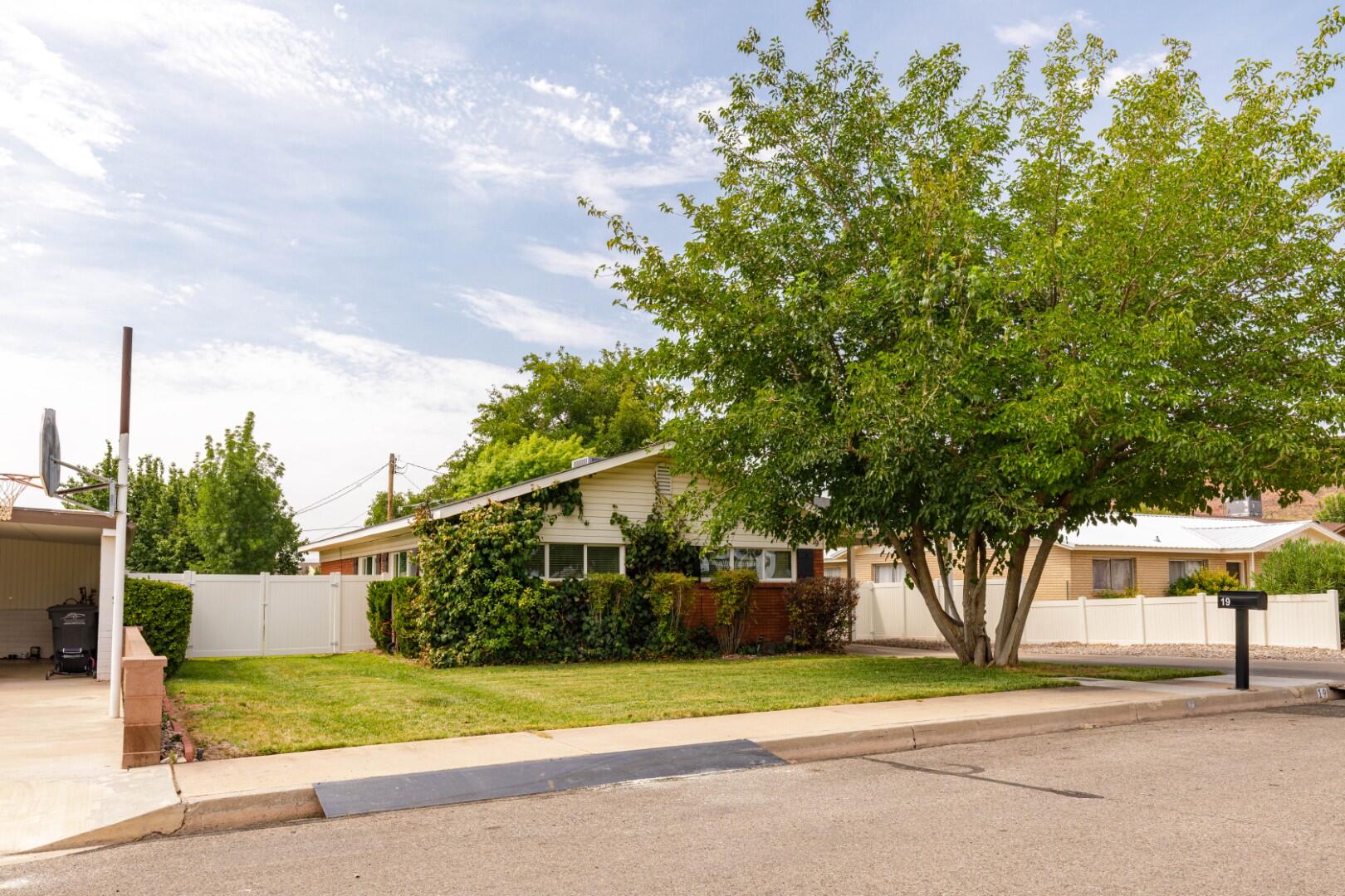 19 West 600 South St. George, UT 84770 - Photo 3 of 30 3