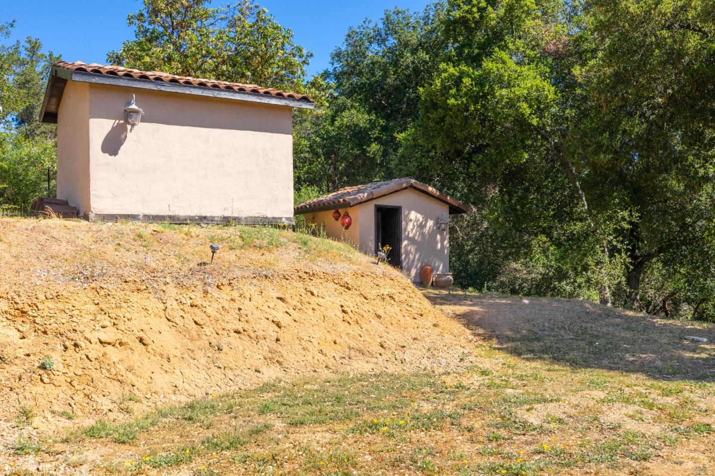 19375 Montevina Road Los Gatos, CA 95033 - Photo 29 of 36 a backyard of a house with garage