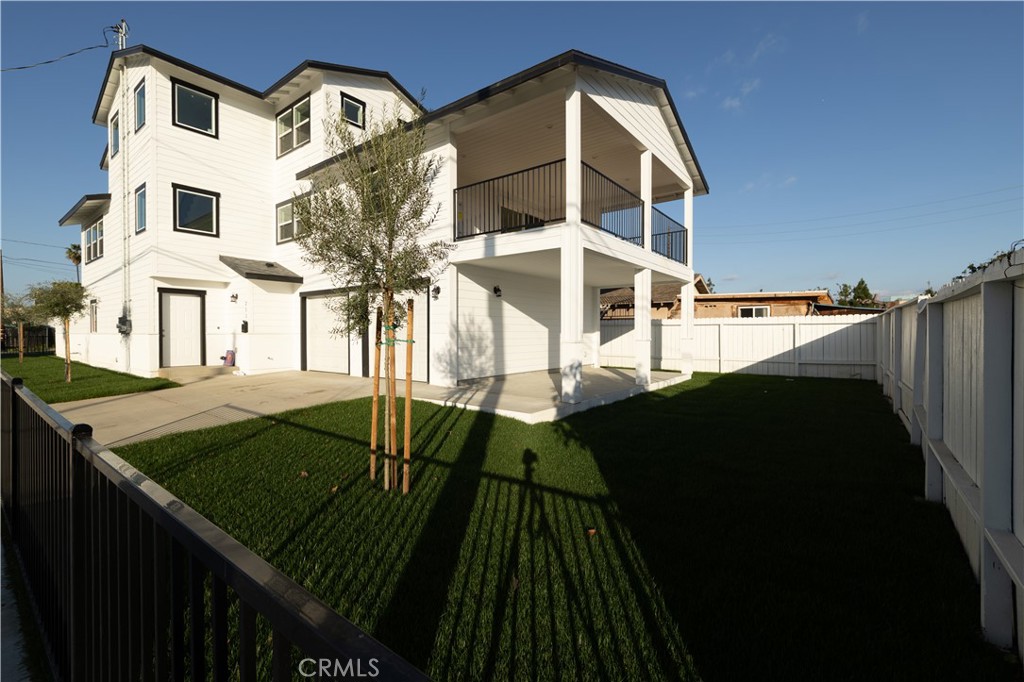 211 Hathaway Street, Unit B Santa Ana, CA 92701 - Photo 13 of 14 Side yard