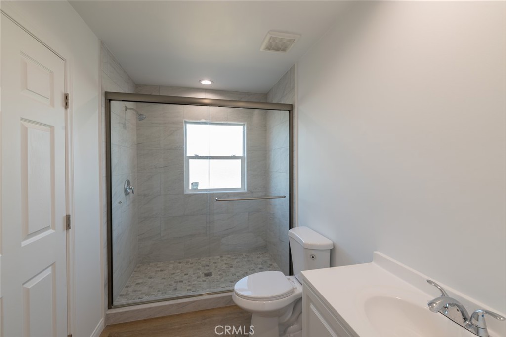 211 Hathaway Street, Unit B Santa Ana, CA 92701 - Photo 9 of 14 Walk-in Shower