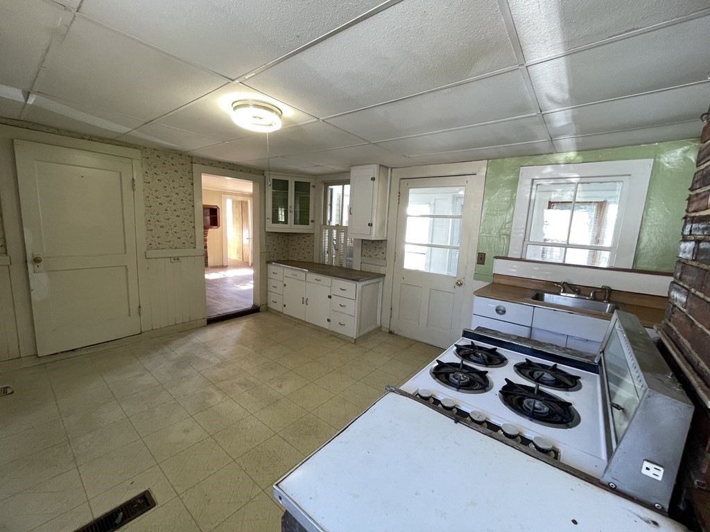 326 North Farms Road Northampton, MA 01062 - Photo 6 of 24