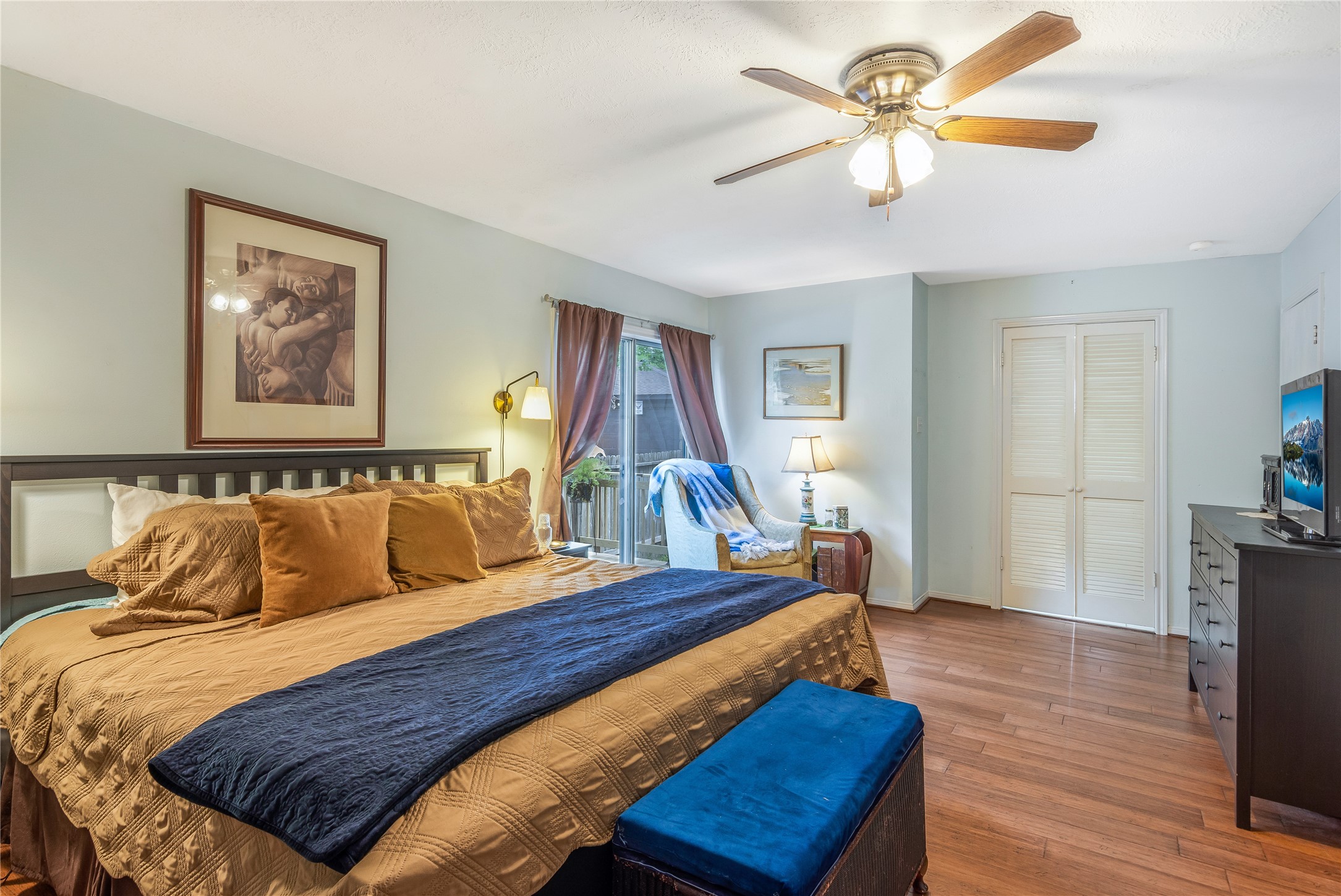 6411 Northway Drive Spring, TX 77389 - Photo 26 of 39 a bedroom with a bed and wooden floor