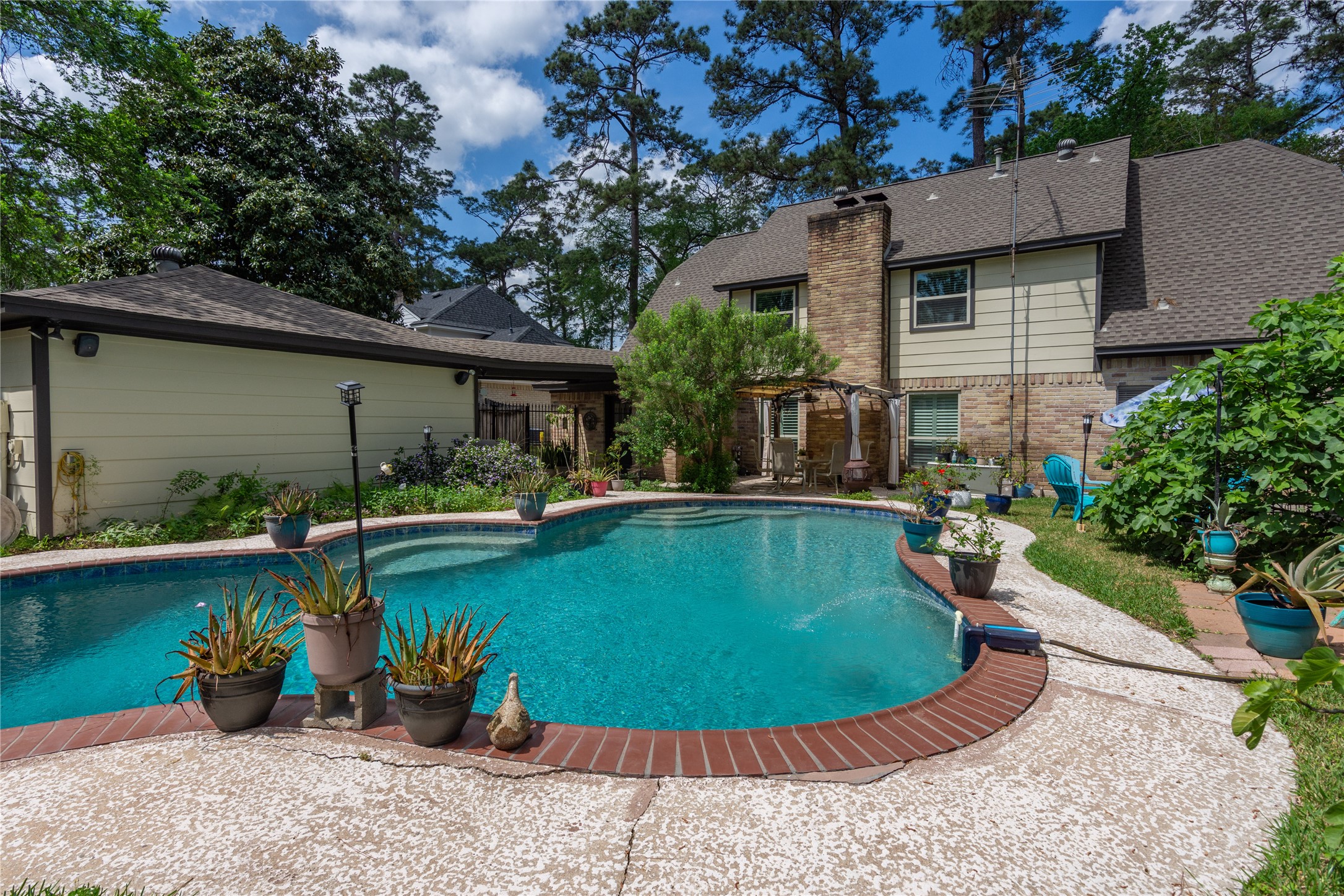 6411 Northway Drive Spring, TX 77389 - Photo 37 of 39 front view of a house with a patio