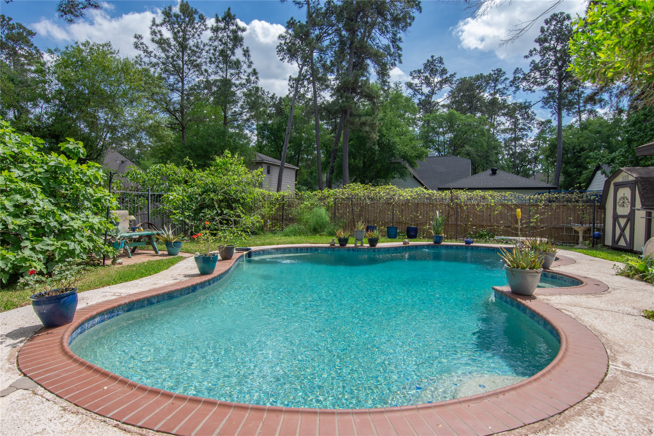 6411 Northway Drive Spring, TX 77389 - Photo 4 of 39 a view of a swimming pool with a yard