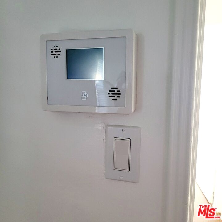 3760 Wellington Road Los Angeles, CA 90016 - Photo 13 of 52 a bathroom with a mirror and a sink