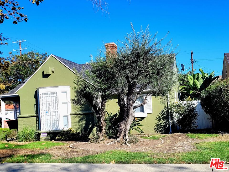 3760 Wellington Road Los Angeles, CA 90016 - Photo 2 of 52 a front view of a house with a yard