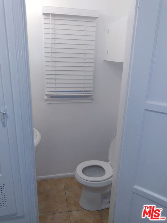 3760 Wellington Road Los Angeles, CA 90016 - Photo 35 of 52 a bathroom with a toilet
