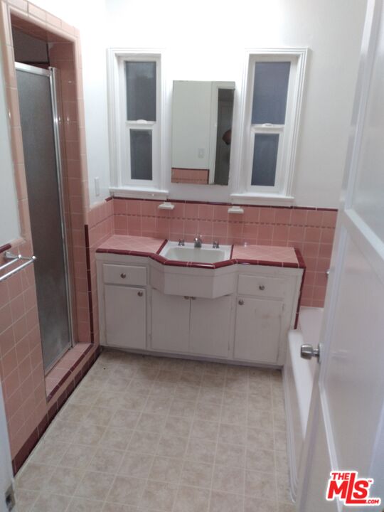 3760 Wellington Road Los Angeles, CA 90016 - Photo 37 of 52 a bathroom with a sink and a mirror