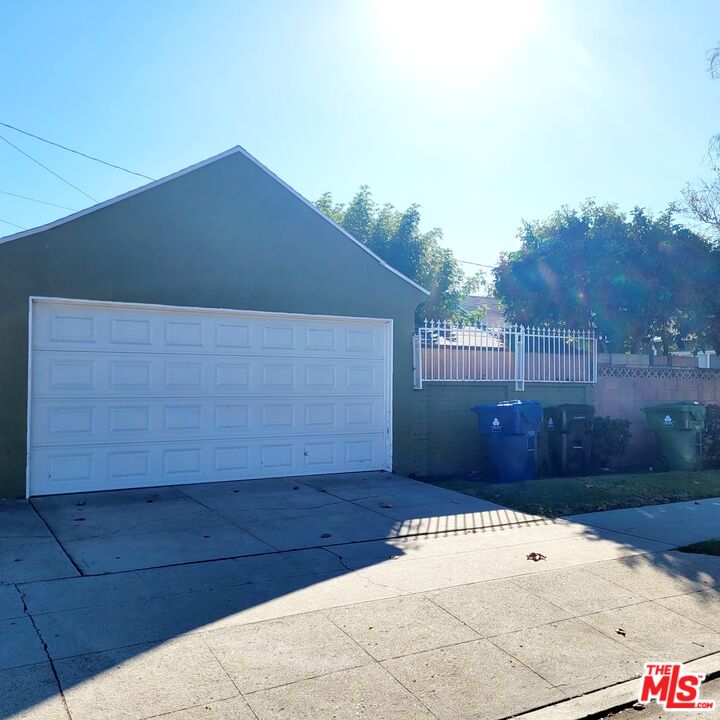 3760 Wellington Road Los Angeles, CA 90016 - Photo 6 of 52 a view of wooden fence