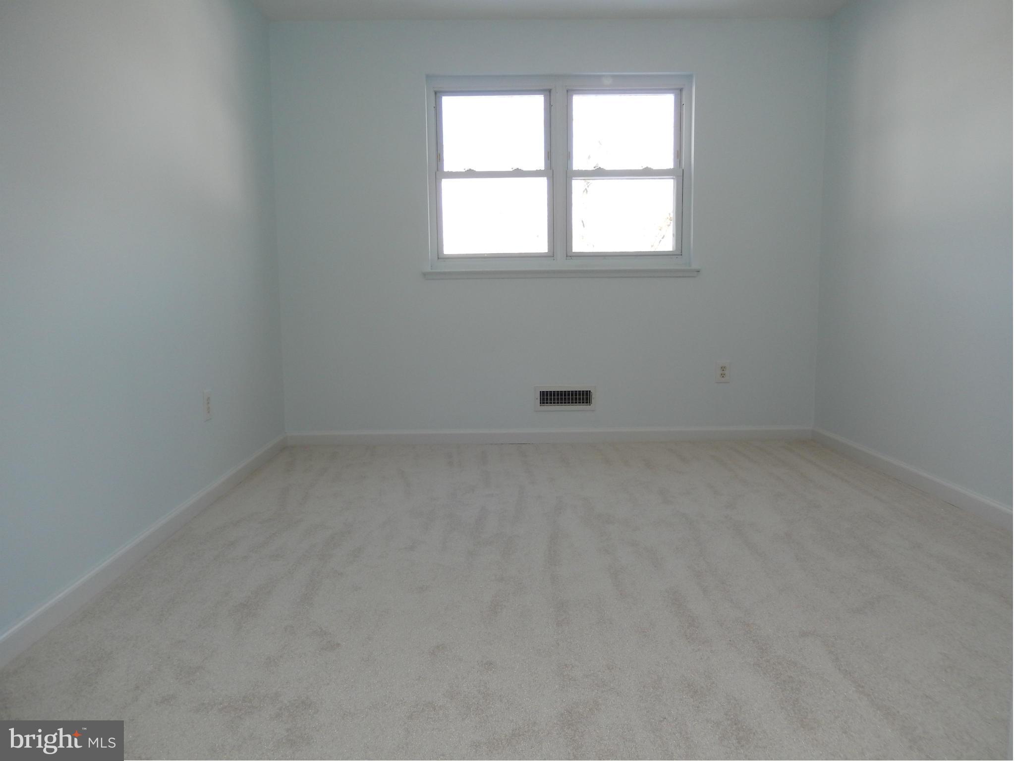 4772 Melbourne Road Baltimore, MD 21229 - Photo 6 of 30 an empty room with a window