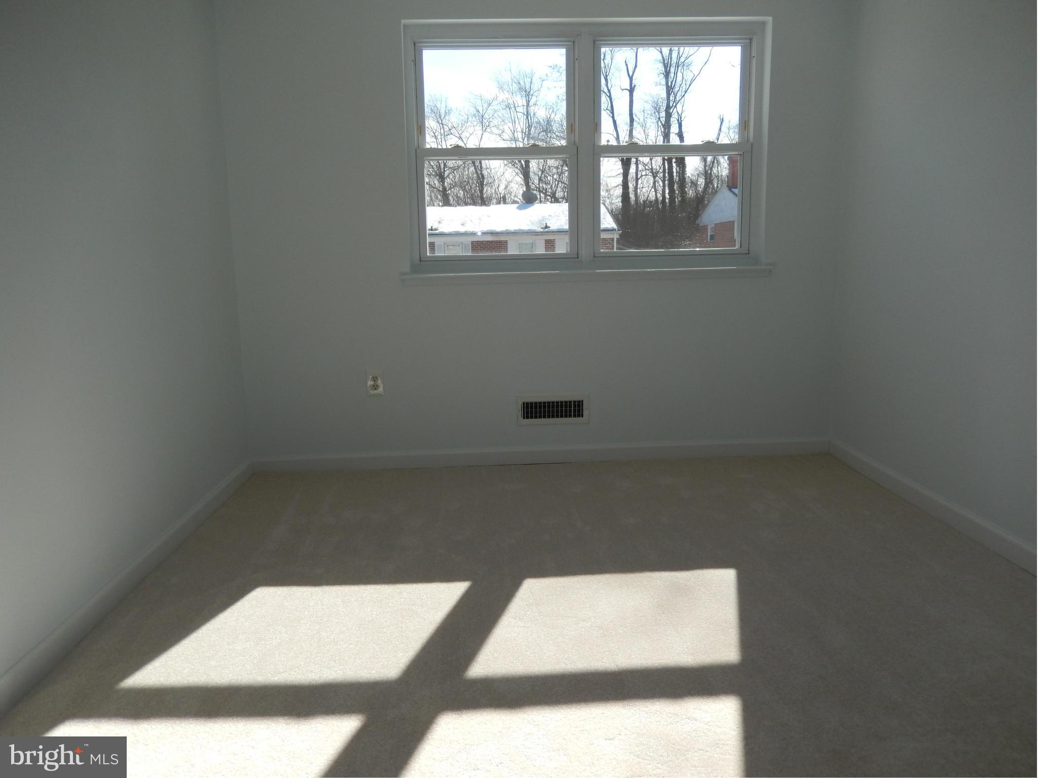 4772 Melbourne Road Baltimore, MD 21229 - Photo 7 of 30 an empty room with a window