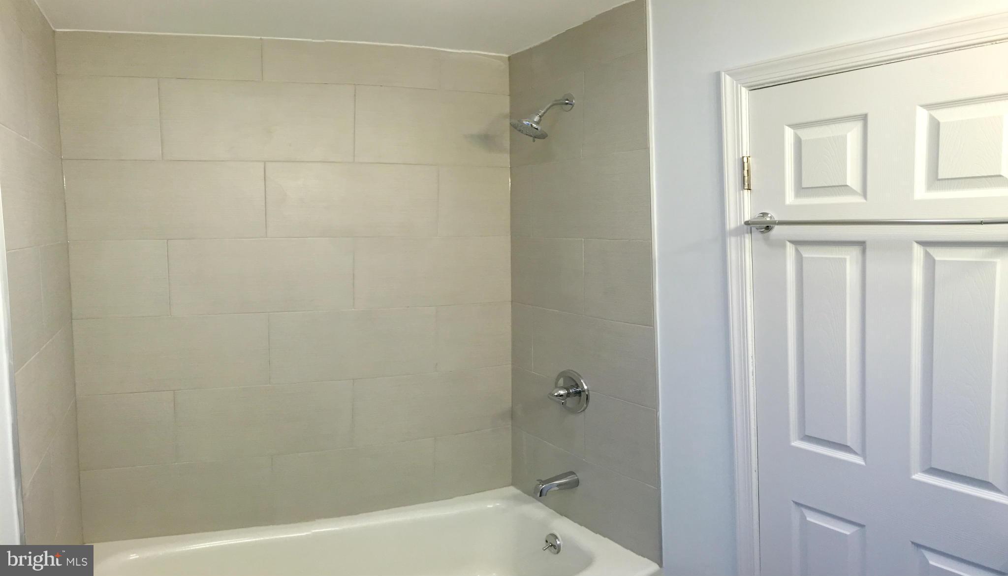 4772 Melbourne Road Baltimore, MD 21229 - Photo 10 of 30 a bathroom with a bathtub