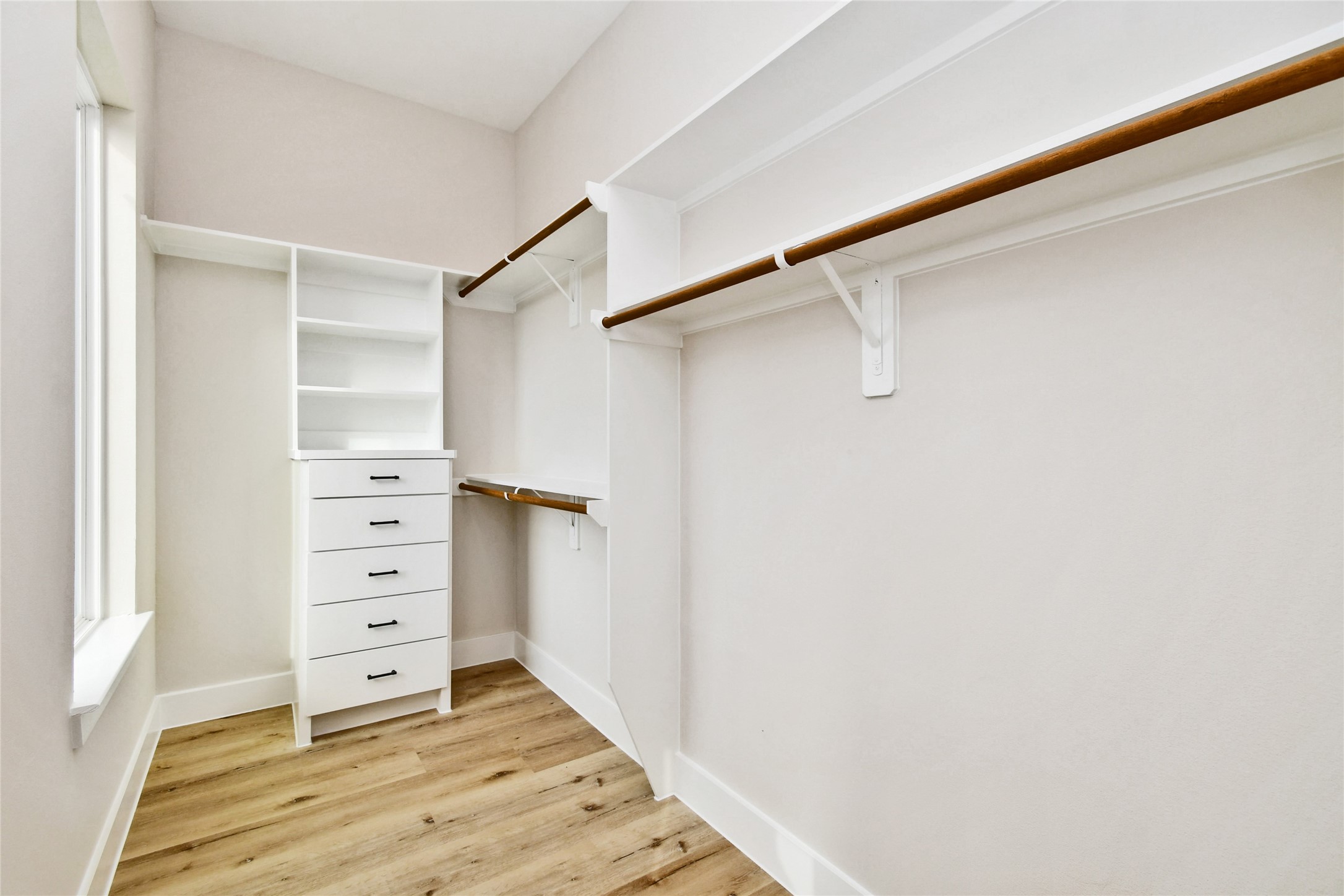 3231 Tuam Street Houston, TX 77004 - Photo 28 of 47 a view of walk in closet