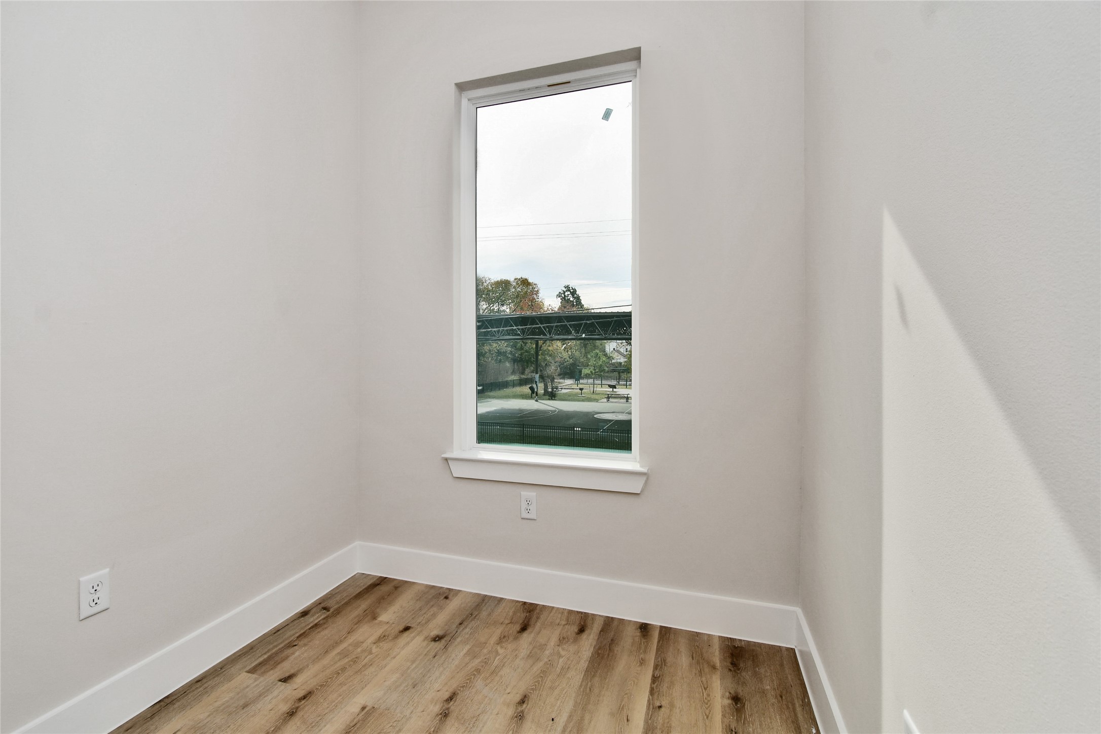 3231 Tuam Street Houston, TX 77004 - Photo 9 of 47 an empty room with a window