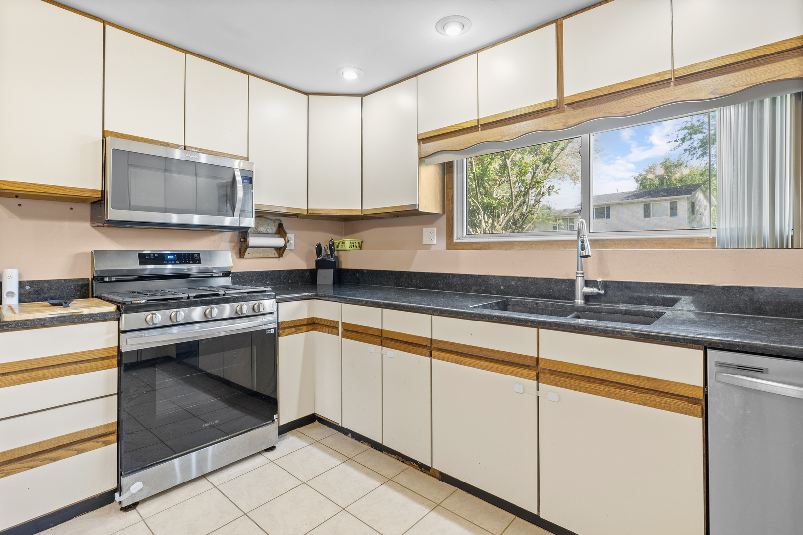 4 Saugatuck Road Montgomery, IL 60538 - Photo 7 of 24 a kitchen with stainless steel appliances granite countertop a sink a stove and cabinets