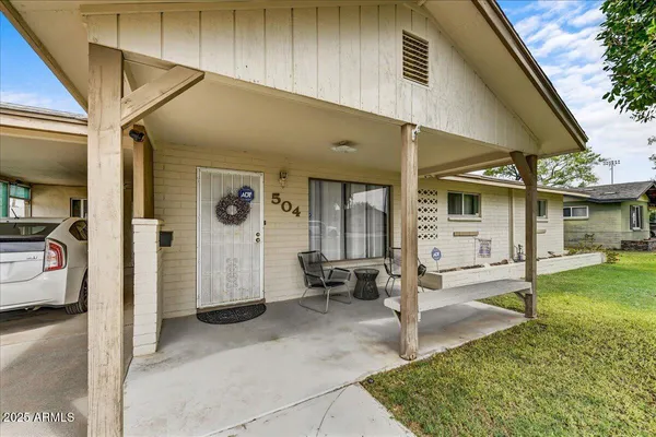 a view of a house with backyard