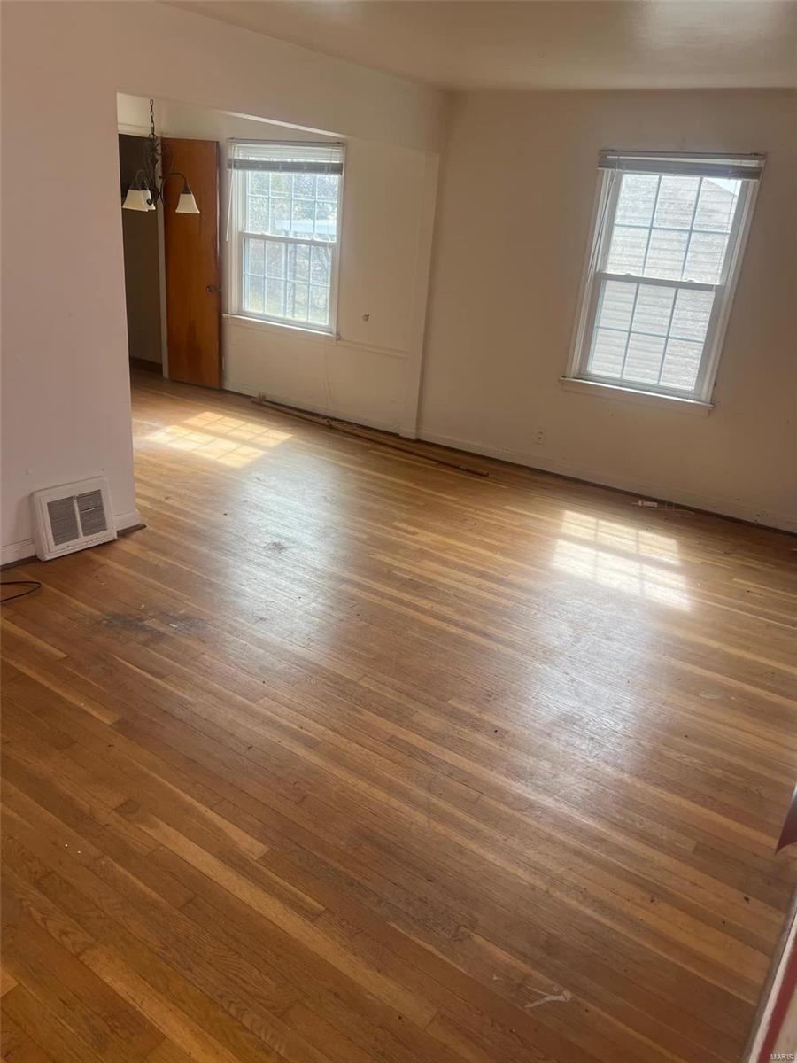 10114 Tappan Drive St. Louis, MO 63137 - Photo 3 of 5