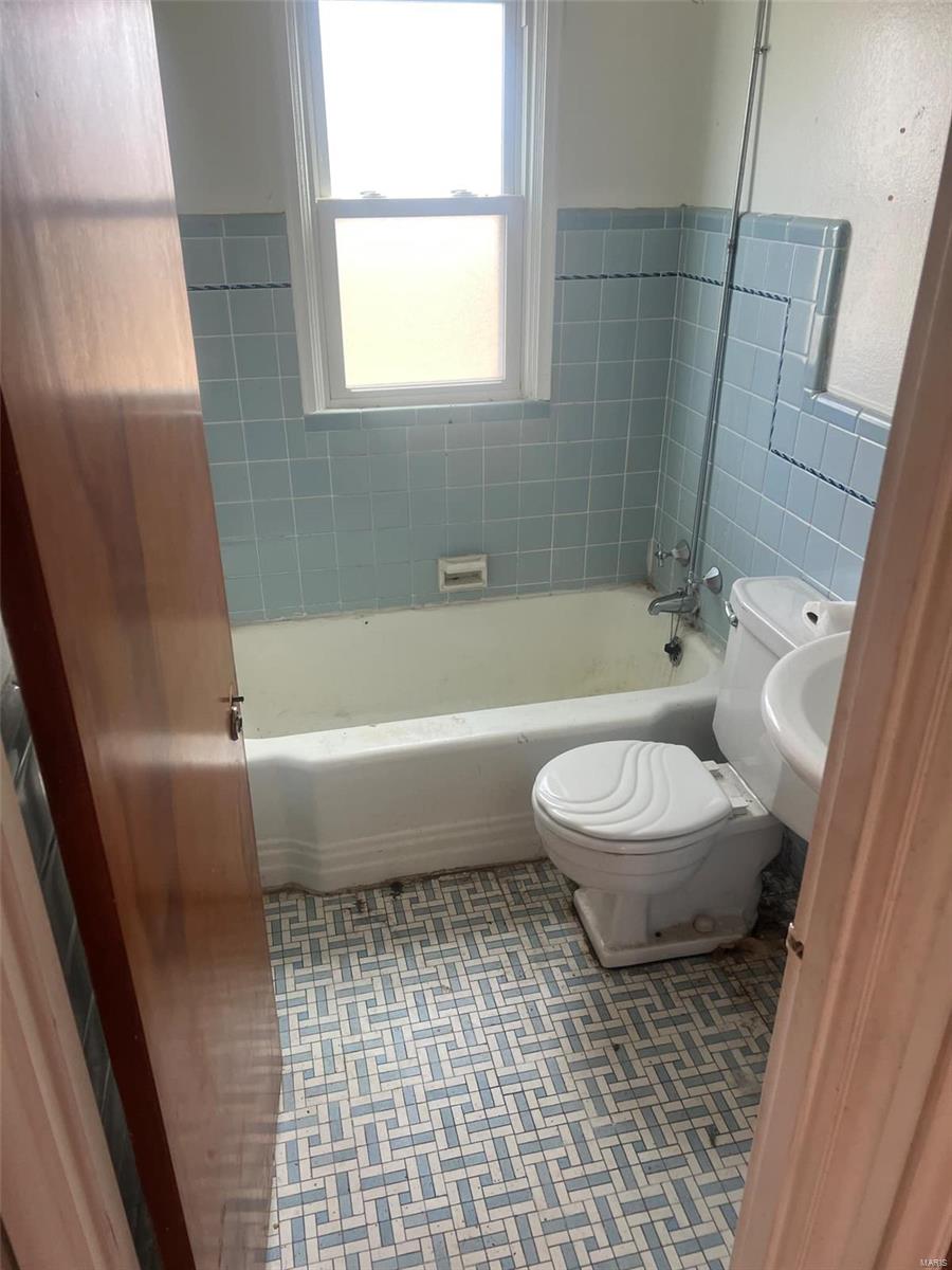 10114 Tappan Drive St. Louis, MO 63137 - Photo 4 of 5