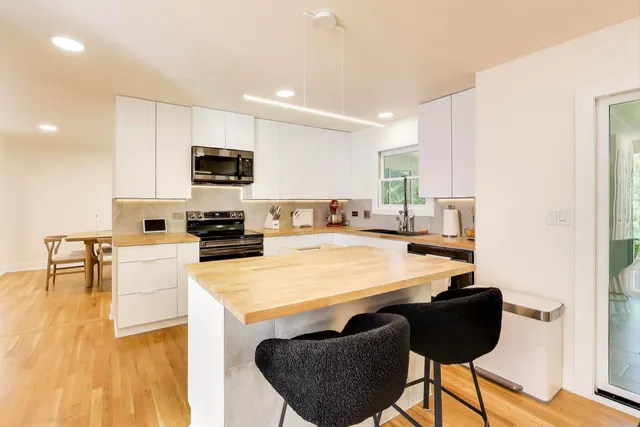 $599,900 | 405 Windham Trail, Carpentersville, IL 60110