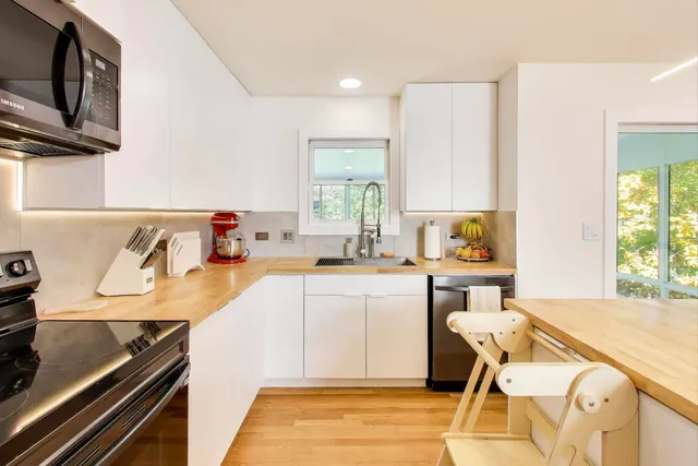 $599,900 | 405 Windham Trail, Carpentersville, IL 60110