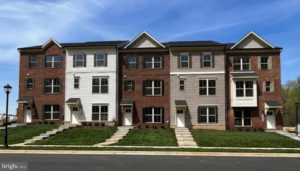 a view of residential houses with a yard