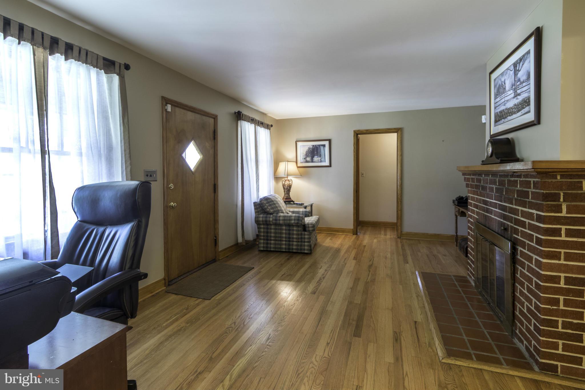 601 East Maple Road Linthicum, MD 21090 - Photo 19 of 30 Living Room