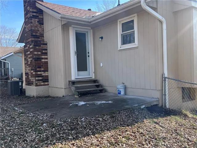 $335,000 | 8702 Linda Lane, Pleasant Valley, MO 64068