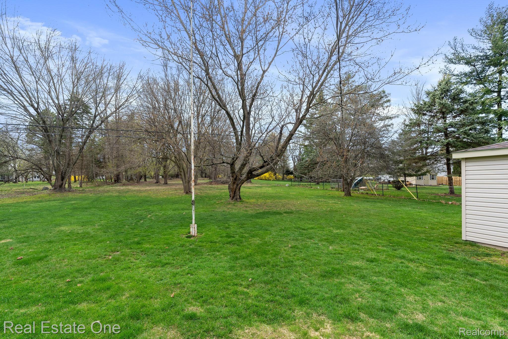 267 Arizona Avenue Rochester, MI 48309 - Photo 4 of 39 Peaceful and Private .5 Acre Lot!