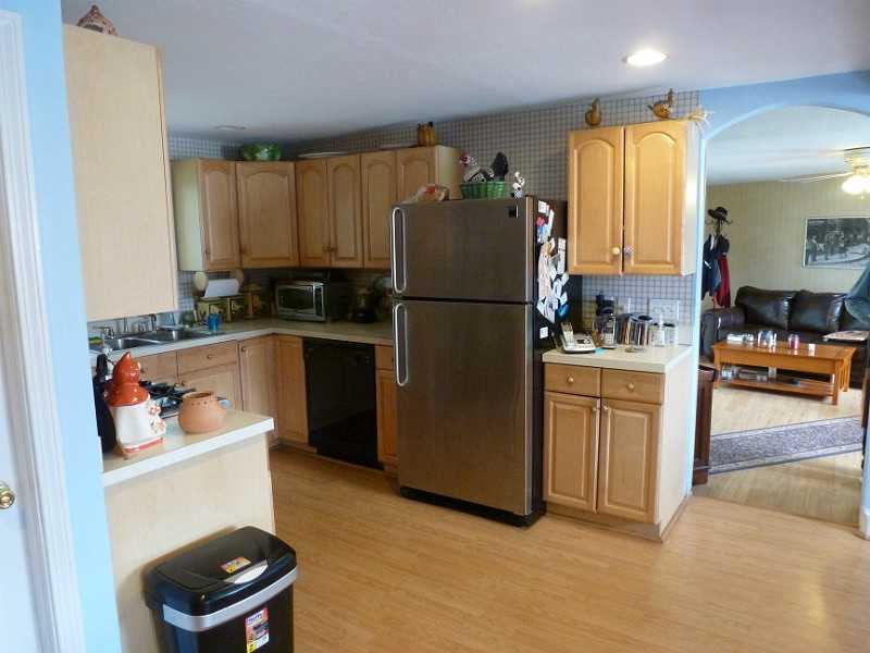 33 Clear View Drive Cranston, RI 02921 - Photo 8 of 22 Kitchen.