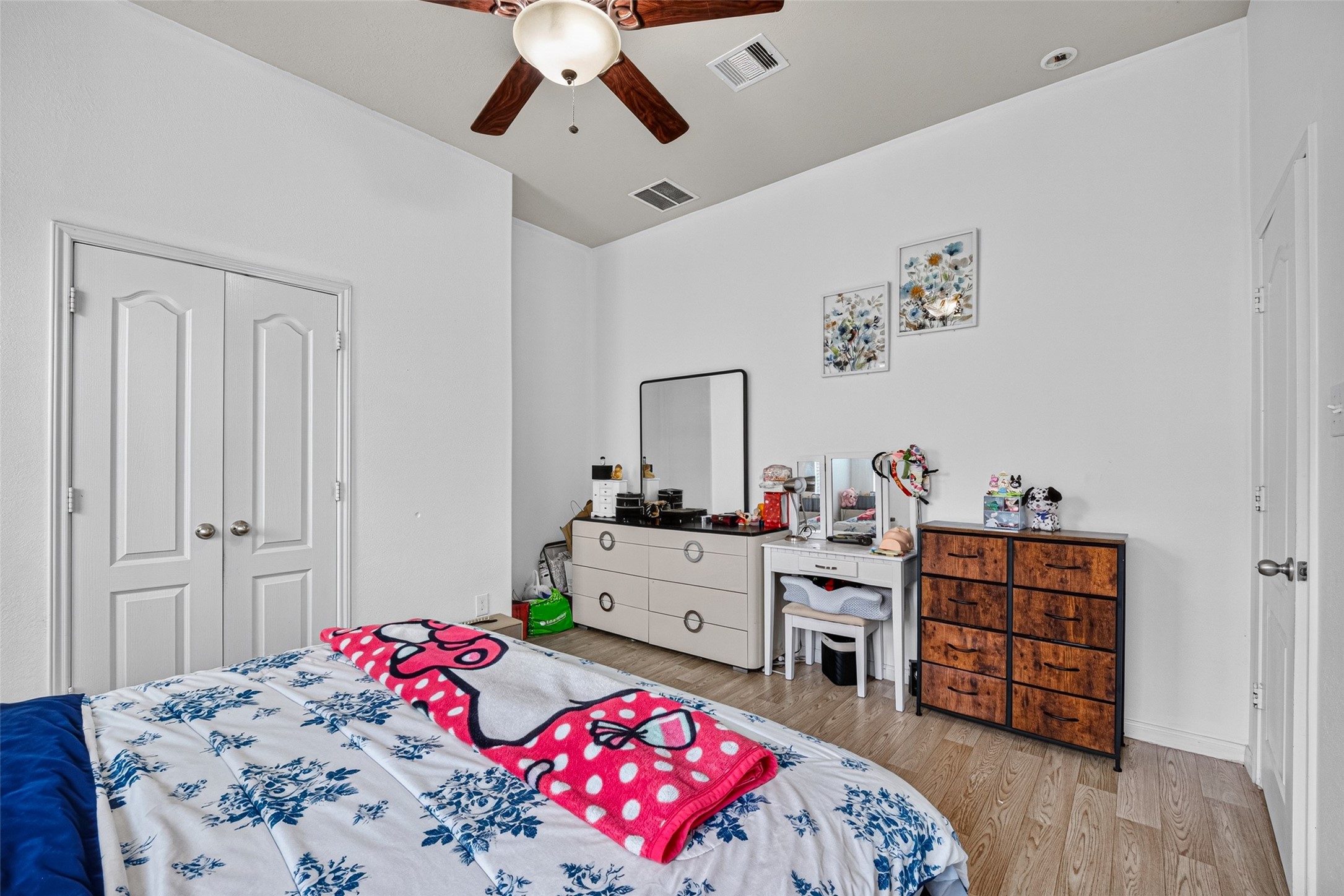 9314 Fuqua Ridge Lane Houston, TX 77075 - Photo 19 of 24 a bedroom with a bed and furniture