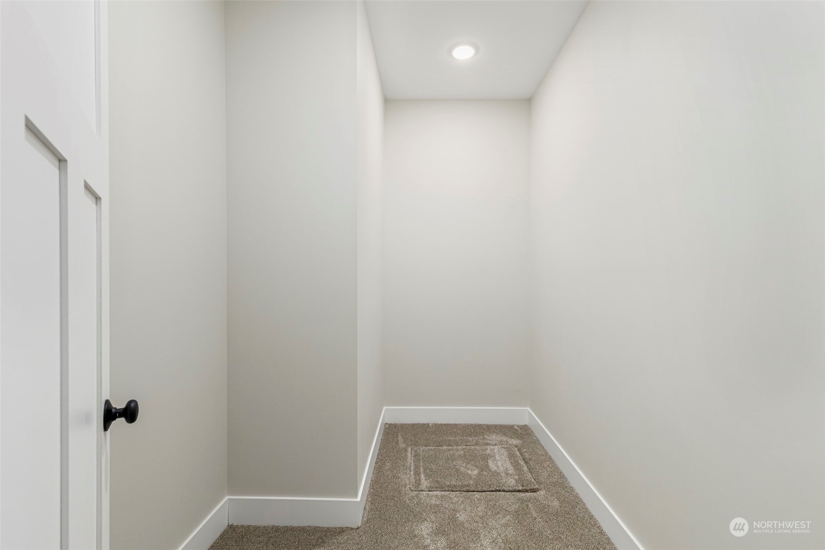 22086 Dewberry Road Northeast Indianola, WA 98342 - Photo 22 of 40 a view of a small space