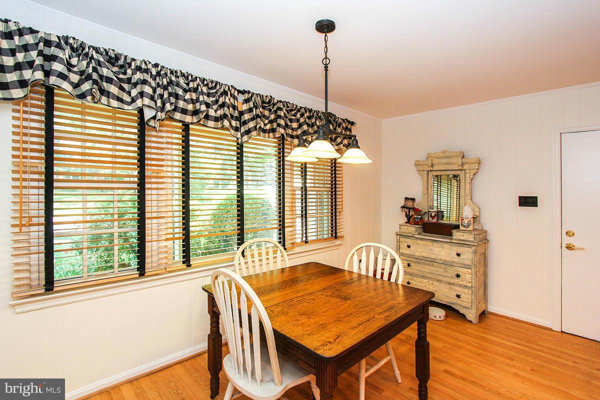 Large Breakfast Area in Kitchen