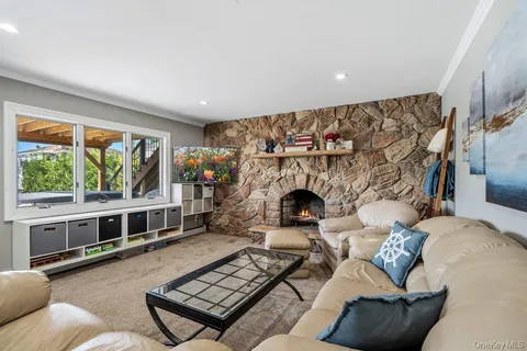 $1,199,999 | 159 Driftwood Drive, West Islip, NY 11795