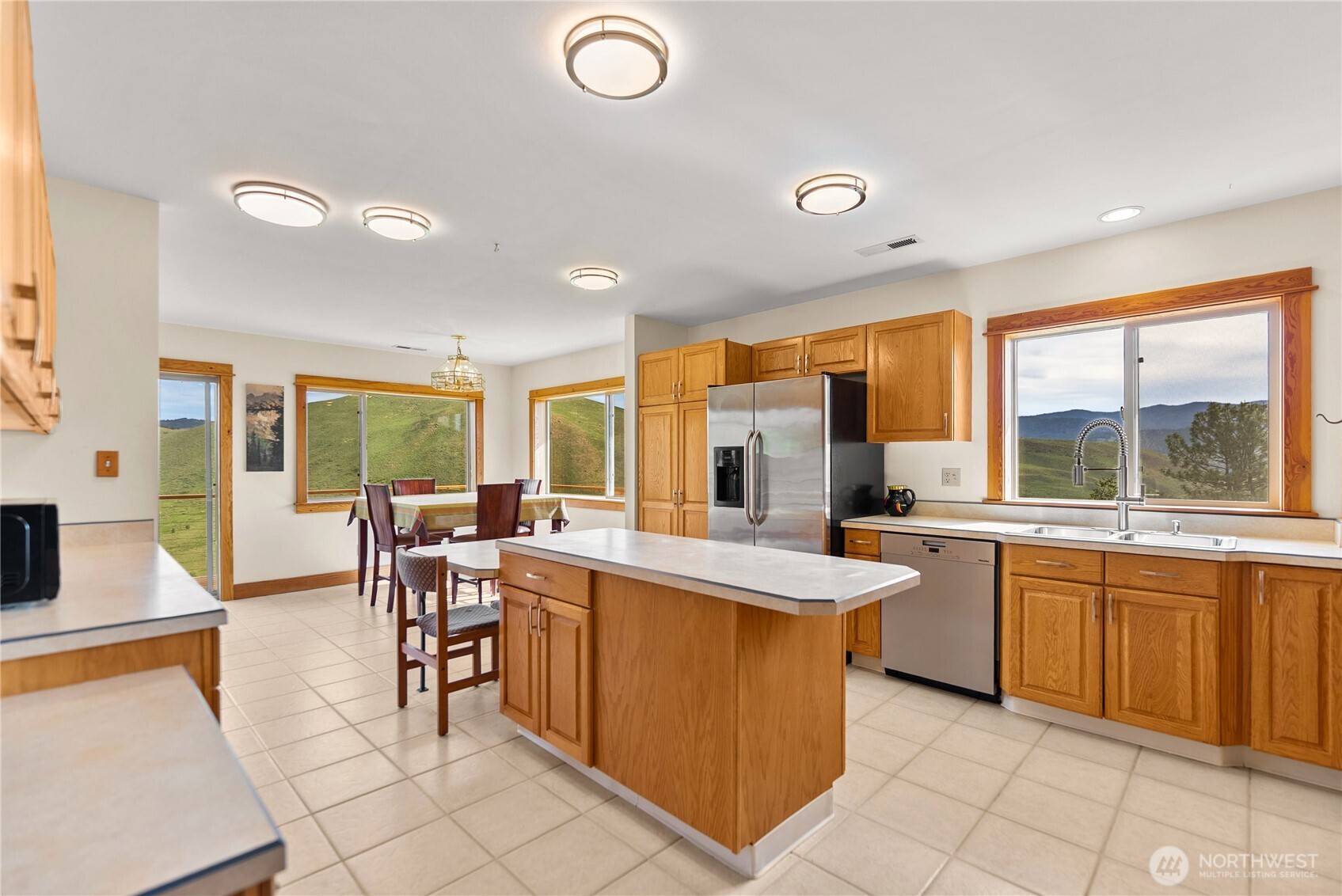 427 Rendezvous Road Winthrop, WA 98862 - Photo 20 of 40 a large kitchen with lots of counter and chairs
