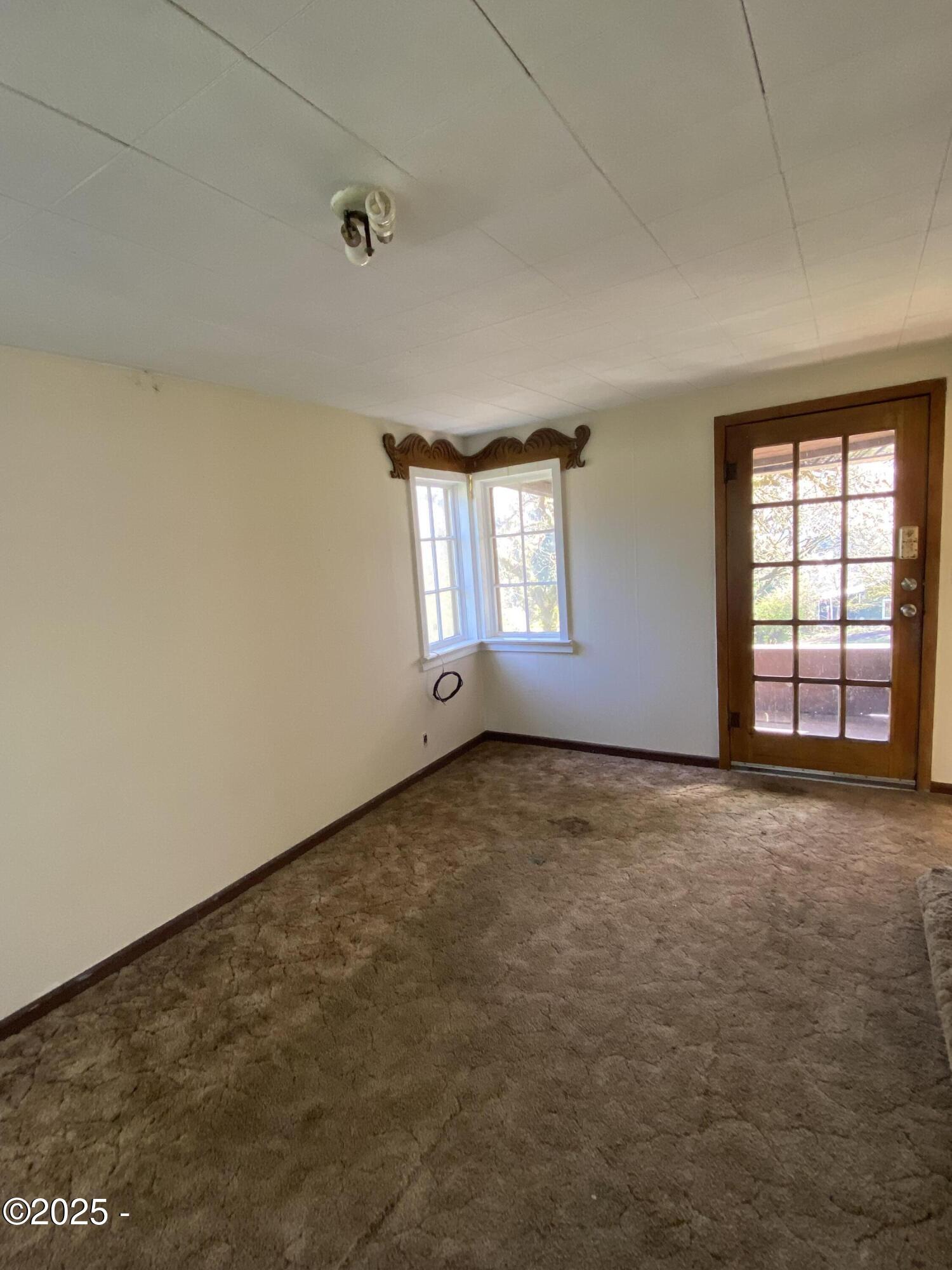 811 Southeast 7th Street Toledo, OR 97391 - Photo 24 of 36 Living room