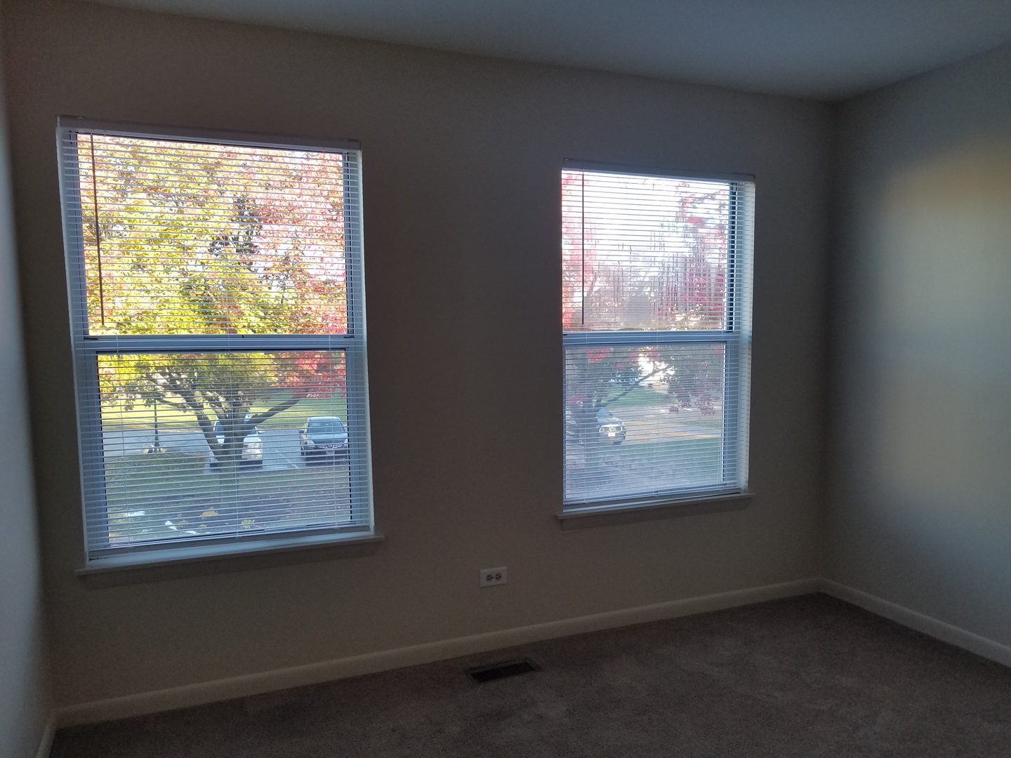 146 West Golf Road, Unit C Libertyville, IL 60048 - Photo 20 of 24 an empty room with a window