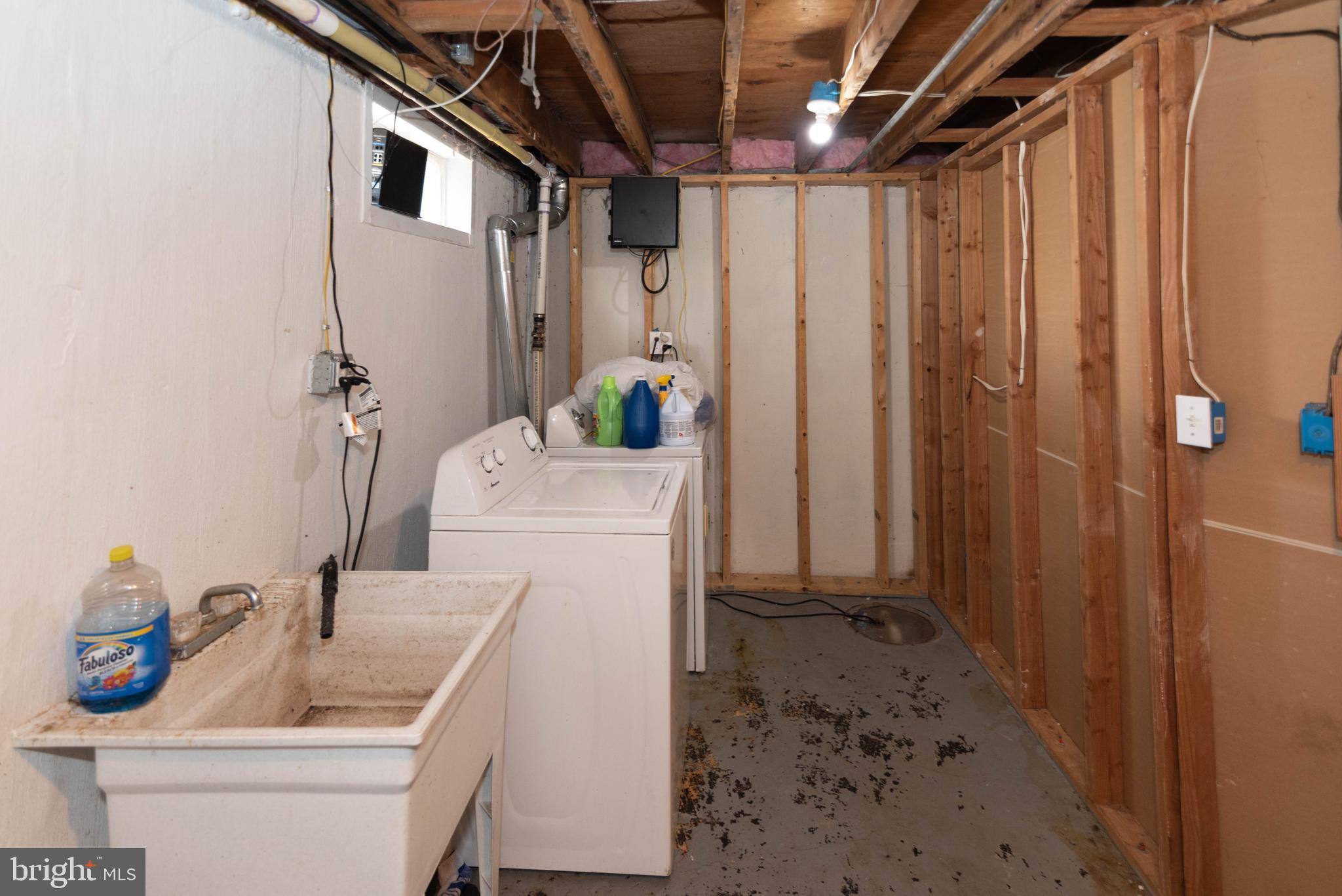 5686 Utrecht Road Baltimore, MD 21206 - Photo 27 of 35 a bathroom with a sink toilet and shower