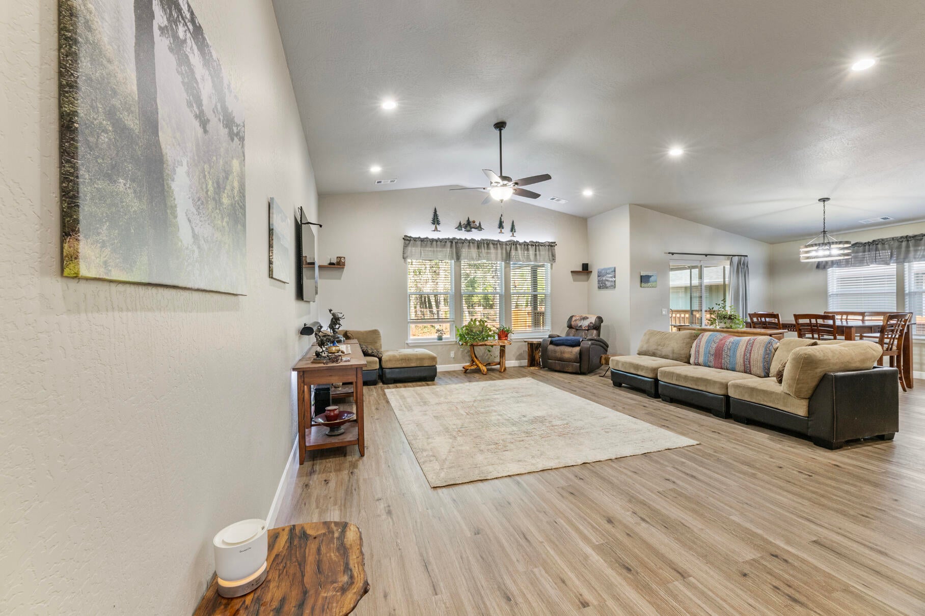 371 Cedar Ridge Cave Junction, OR 97523 - Photo 8 of 40 Living room