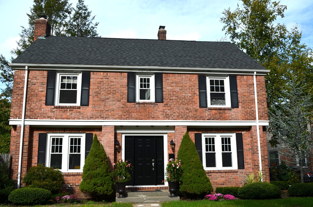 425 Trafton Road Springfield, MA 01108 - Photo 2 of 28 a front view of a house with garden