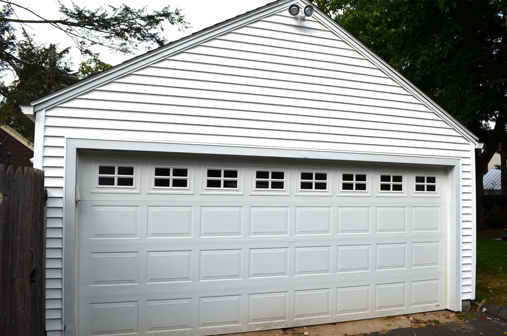 425 Trafton Road Springfield, MA 01108 - Photo 6 of 28 a view of a small white house